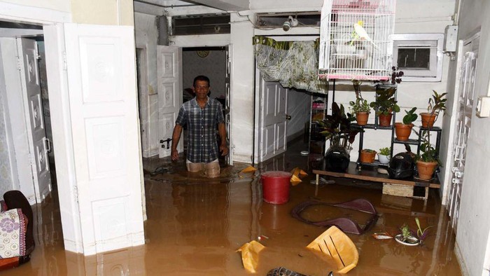 Pipa Air Meledak, Rumah Warga di Guwahati India Terendam Air Kumuh Pipa air yang meledak di sebuah daerah Guwahati, India membuat rumah di derah tersebut seperti kebanjiran. Begini penampakannya.