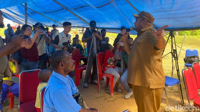 Pj Bupati Tambrauw Engelbertus Kocu saat memberikan arahan kepada masyarakat Distrik Bamusbama, Tambrauw.
