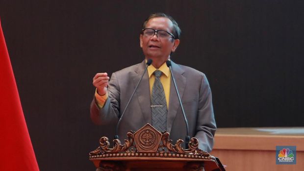 Plt. Menteri Kominfo Mahfud MD dan Panglima TNI Laksamana TNI Yudo Margono menghadiri Literasi Digital Sektor Pemerintahan di Markas Besar TNI, Cilangkap, Jakarta Timur Selasa (13/06/2023). (CNBC Indonesia/Muhammad Sabki)