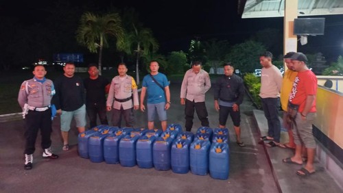 Polisi menggagalkan pengiriman 735 liter minuman keras (miras) jenis moke dari Ngada ke Sikka, NTT.