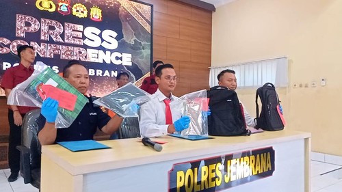 Polres Jembrana amankan dua  pelaku pencurian barang milik penumpang bus malam, Selasa (13/6/2023). (I Putu AdiBudiastrawan/detikBali)