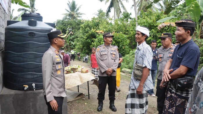 Polres Klungkung memberi bantuan dua tandon air beserta isinya, 2.400 liter air bersih untuk 90 KK di Tempek Dangin Sabang, Desa Besan.