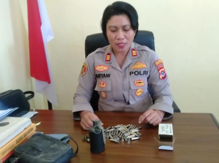 Polsek Maulafa, Kota Kupang, NTT, mengamankan sebuah granat aktif dan 53 butir peluru senjata api jenis revolver. (Foto: Istimewa)