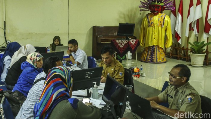 Disdik DKI Jakarta telah membuka posko PPDB di SMAN 70 Jakarta. Posko ini melayani keluhan wali murid yang ingin berkonsultasi terkait pendidikan anaknya.