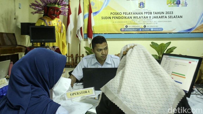 Disdik DKI Jakarta telah membuka posko PPDB di SMAN 70 Jakarta. Posko ini melayani keluhan wali murid yang ingin berkonsultasi terkait pendidikan anaknya.