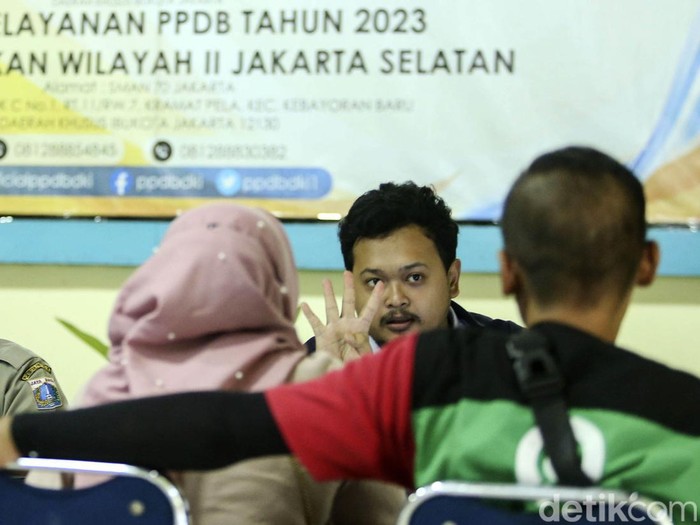 Disdik DKI Jakarta telah membuka posko PPDB di SMAN 70 Jakarta. Posko ini melayani keluhan wali murid yang ingin berkonsultasi terkait pendidikan anaknya.