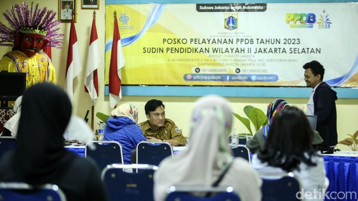 Disdik DKI Jakarta telah membuka posko PPDB di SMAN 70 Jakarta. Posko ini melayani keluhan wali murid yang ingin berkonsultasi terkait pendidikan anaknya.
