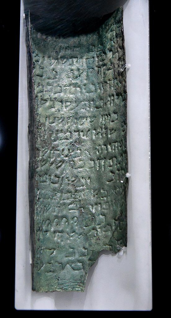 Potongan copper scroll.