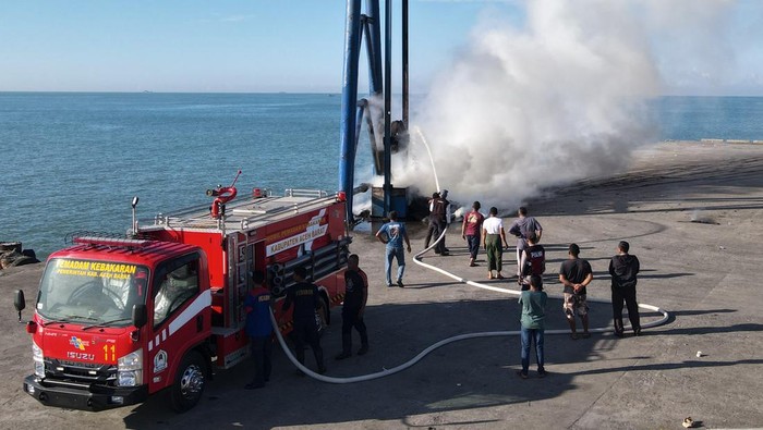 Tim Inafis Polres Aceh Barat melakukan olah tempat kejadian perkara (TKP) terbakarnya conveyor batu bara milik perusahaan tambang PT Bumi Tambang Indah (BTI) di pelabuhan Jetty Meulaboh, Aceh Barat, Aceh, Selasa (13/6/2023). Dalam peristiwa tersebut tidak ada korban hanya saja kerugian mencapai ratusan juta rupiah dan hingga saat ini pihak kepolisian masih mendalami penyebab terbakarnya conveyor yang terjadi sekitar pukul 07.10 WIB tersebut. ANTARA FOTO/Syifa Yulinnas/aww.