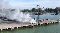 Foto udara suasana kebakaran konveyor batu bara milik perusahaan tambang PT Bumi Tambang Indah (BTI) di pelabuhan Jetty Meulaboh, Aceh Barat, Aceh, Selasa (13/6/2023).