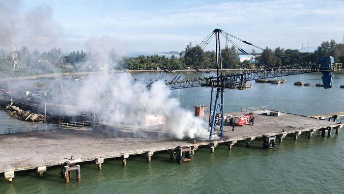 Potret Conveyor Batu Bara yang Terbakar di Pelabuhan Jetty Meulaboh Aceh Tim Inafis Polres Aceh Barat melakukan olah tempat kejadian perkara (TKP) terbakarnya conveyor batu bara milik perusahaan tambang PT Bumi Tambang Indah (BTI) di pelabuhan Jetty Meulaboh, Aceh Barat, Aceh, Selasa (13/6/2023). Dalam peristiwa tersebut tidak ada korban hanya saja kerugian mencapai ratusan juta rupiah dan hingga saat ini pihak kepolisian masih mendalami penyebab terbakarnya conveyor yang terjadi sekitar pukul 07.10 WIB tersebut. ANTARA FOTO/Syifa Yulinnas/aww.