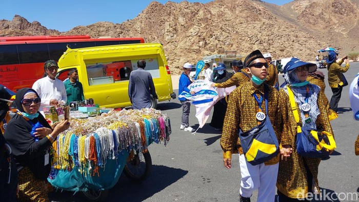 Gunung Magnet merupakan salah satu wisata favorit yang biasa dikunjungi jemaah umroh atau haji. Di sini juga terdapat pedagang musiman oleh-oleh haji.