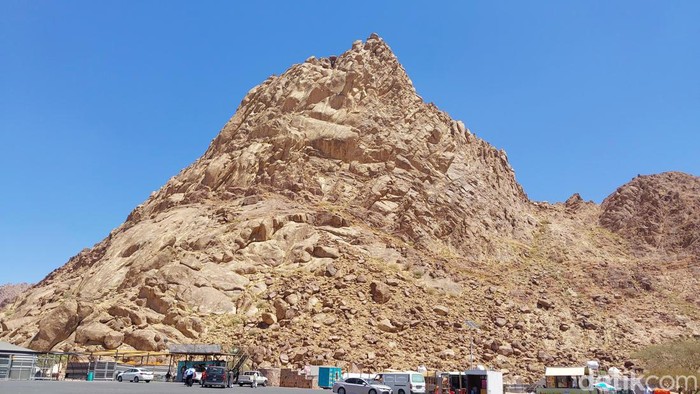 Potret Gunung Magnet, Wisata Favorit Jemaah Umroh dan Haji Gunung Magnet merupakan salah satu wisata favorit yang biasa dikunjungi jemaah umroh atau haji. Di sini juga terdapat pedagang musiman oleh-oleh haji.