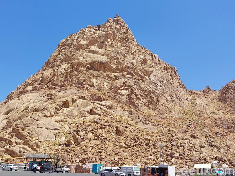 Potret Gunung Magnet, Wisata Favoritnya Jemaah Umroh dan Haji