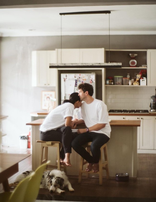 Berlatar belakang dapur rumah, keduanya kompak bergaya santai memakai t-shirt dan celana panjang. Foto: Instagram/@adiniawrst @venemapictures