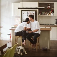 Berlatar belakang dapur rumah, keduanya kompak bergaya santai memakai t-shirt dan celana panjang. Foto: Instagram/@adiniawrst @venemapictures