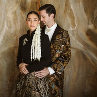 Budaya Jawa ditampilkan lewat busana batik yang dikenakan Adinia Wirasti dan Michael Wahr. Keduanya berbalut pakaian dari koleksi Kraton Auguste Soesastro. Foto: Instagram/@adiniawrst @venemapictures