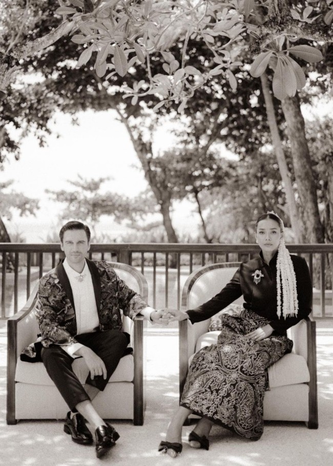 Michael Wahr menampilkan gaya yang lebih kontemporer. Aktor asal Australia ini memakai kemeja putih dan celana hitam yang dipadukan jas batik. Foto: Instagram/@adiniawrst @venemapictures