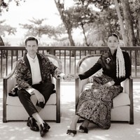 Michael Wahr menampilkan gaya yang lebih kontemporer. Aktor asal Australia ini memakai kemeja putih dan celana hitam yang dipadukan jas batik. Foto: Instagram/@adiniawrst @venemapictures