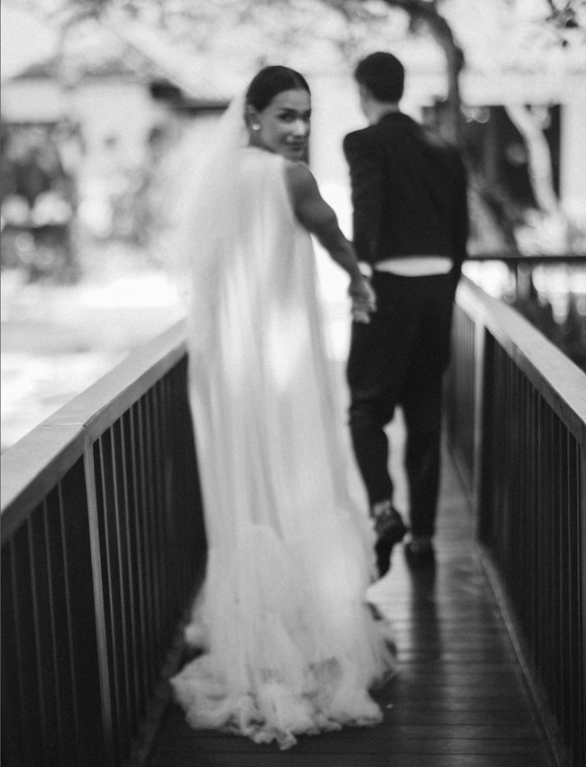 Untuk konsep internasional dan modern, Adinia dan Michael tampil dalam busana monokrom hitam-putih.  Foto: Instagram/@adiniawrst @venemapictures