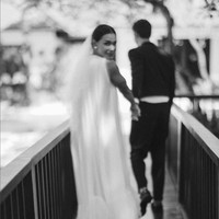 Untuk konsep internasional dan modern, Adinia dan Michael tampil dalam busana monokrom hitam-putih.  Foto: Instagram/@adiniawrst @venemapictures