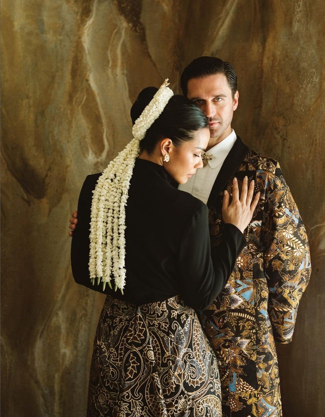 Adinia Wirasti tampil anggun dengan blouse kerah tinggi yang dipadukan rok panjang dari kain batik. Kecantikan khas wanita Jawa ditonjolkan lewat sanggul dan hiasan ronce melati. Foto: Instagram/@adiniawrst @venemapictures