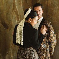 Adinia Wirasti tampil anggun dengan blouse kerah tinggi yang dipadukan rok panjang dari kain batik. Kecantikan khas wanita Jawa ditonjolkan lewat sanggul dan hiasan ronce melati. Foto: Instagram/@adiniawrst @venemapictures