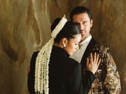 8 Inspirasi Foto Prewedding Adinia Wirasti, Konsep Tradisional Hingga Casual