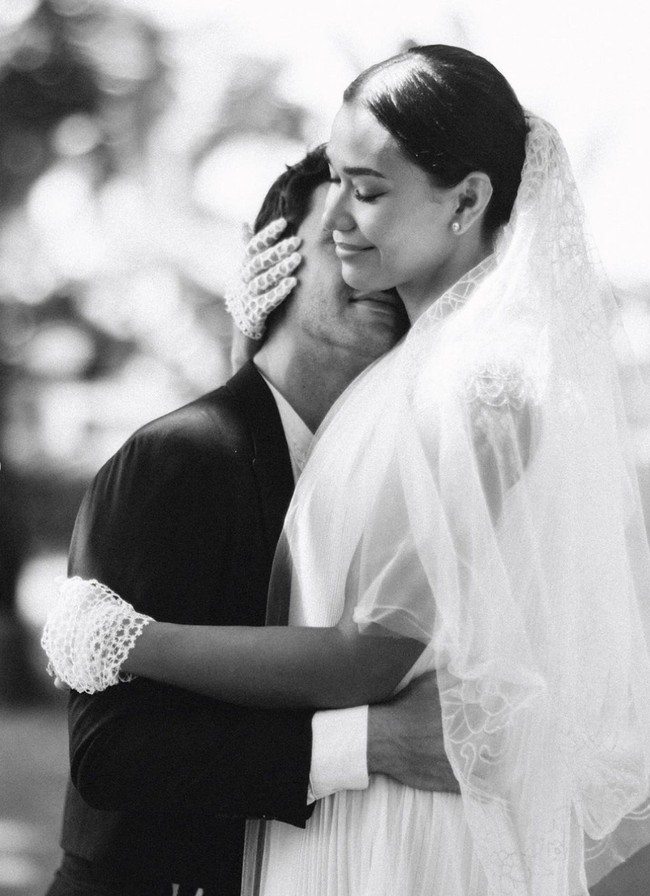 Adinia Wirasti, atau yang akrab disapa Asti, menonjolkan aura feminin dalam balutan gaun berdetal ruffle dari koleksi Rama Dauhan Studio. Ia tampil bak pengantin dengan veil. Foto: Instagram/@adiniawrst @venemapictures