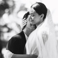 Adinia Wirasti, atau yang akrab disapa Asti, menonjolkan aura feminin dalam balutan gaun berdetal ruffle dari koleksi Rama Dauhan Studio. Ia tampil bak pengantin dengan veil. Foto: Instagram/@adiniawrst @venemapictures