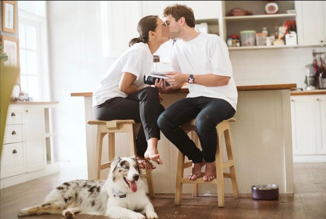 Dua sejoli yang baru melangsungkan pernikahan ini juga mengusung konsep prewedding yang lebih casual.  Foto: Instagram/@adiniawrst @venemapictures