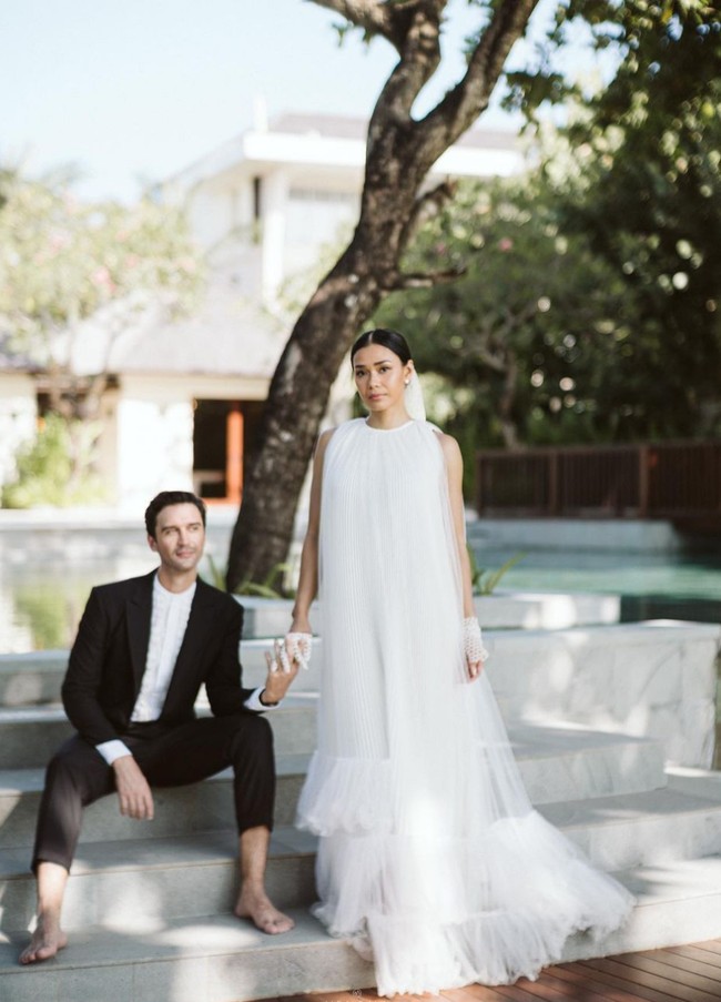  Michael Wahr bergaya formal dengan setelan jas dan celana hitam dipadu kemeja kerah tinggi.  Foto: Instagram/@adiniawrst @venemapictures