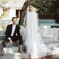  Michael Wahr bergaya formal dengan setelan jas dan celana hitam dipadu kemeja kerah tinggi.  Foto: Instagram/@adiniawrst @venemapictures