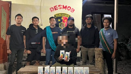 Pria di Dompu, NTB, membawa kabur 16 handphone milik bosnya. Dua di antara HP tersebut berhasil dijual.