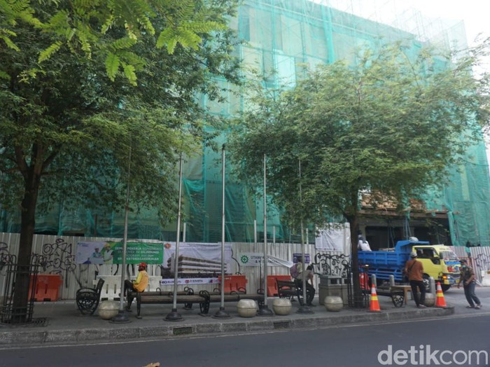 Proses rehab gedung eks Hotel Mutiara 1 di Yogyakarta, Selasa (13/6/2023).