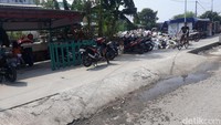 Berdasarkan pengamatan detikcom di lokasi, Selasa (13/6/2023), proyek jalan mangkrak yang satu ini terbentang dari dekat pintu air sampai mendekati balai warga RT 019 (sebelum jembatan). Jalan itu secara keseluruhan kurang lebih memiliki lebar sekitar 8 meter. Namun setengah bagian jalan lebih tinggi (kurang-lebih) 30-40 cm dibanding sisi lainnya.
