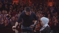 Simon Cowell tiba-tiba menghampiri Putri di atas panggung. Ia mengatakan bahwa suaranya menakjubkan dan menginginkan penampilan kedua. (Foto: Istimewa)