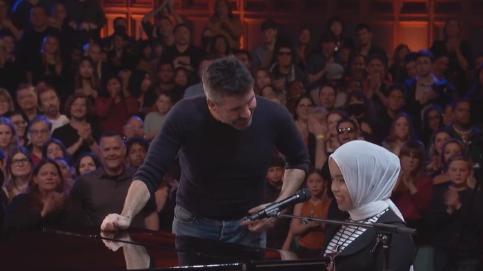 Putri Ariani dapat golden buzzer dari Simon Cowell
