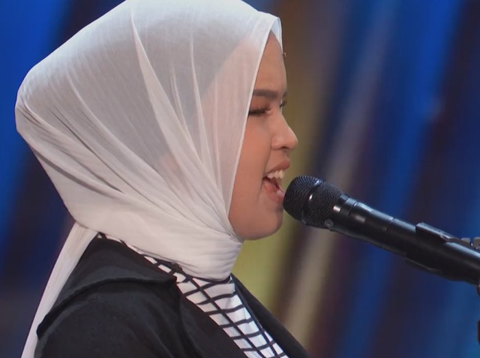 Putri Ariani dapat golden buzzer dari Simon Cowell