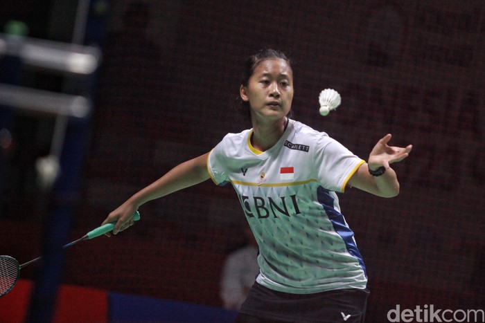Pebulu tangkis tunggal putri Indonesia Putri Kusuma Wardani beraksi saat melawan pebadminton asal Amerika Serikat, Iris Wang dalam pertandingan babak pertama (32 besar) turnamen Indonesia Open 2023 di Istora Senayan, Jakarta, Selasa (13/6/2023). Putri KW menang dalam rubber gim (15-21, 22-20, dan 23-21) sehingga memastikan lolos ke babak kedua (16 besar).