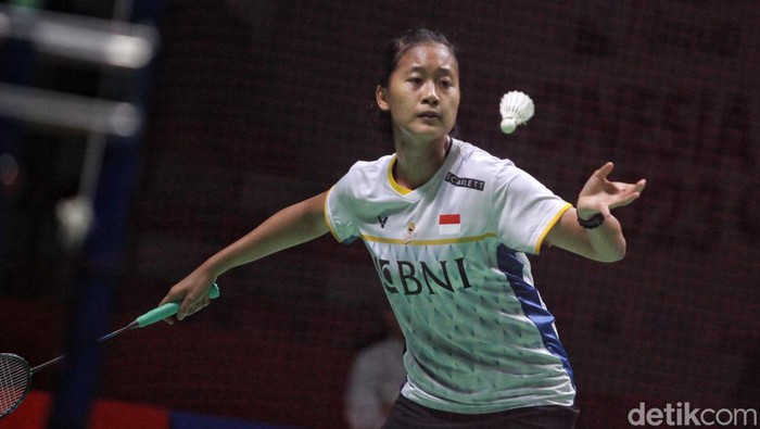 Pebulu tangkis tunggal putri Indonesia Putri Kusuma Wardani beraksi saat melawan pebadminton asal Amerika Serikat, Iris Wang dalam pertandingan babak pertama (32 besar) turnamen Indonesia Open 2023 di Istora Senayan, Jakarta, Selasa (13/6/2023). Putri KW menang dalam rubber gim (15-21, 22-20, dan 23-21) sehingga memastikan lolos ke babak kedua (16 besar).