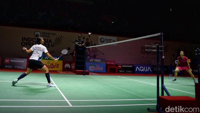 Pebulu tangkis tunggal putri Indonesia Putri Kusuma Wardani beraksi saat melawan pebadminton asal Amerika Serikat, Iris Wang dalam pertandingan babak pertama (32 besar) turnamen Indonesia Open 2023 di Istora Senayan, Jakarta, Selasa (13/6/2023). Putri KW menang dalam rubber gim (15-21, 22-20, dan 23-21) sehingga memastikan lolos ke babak kedua (16 besar).