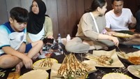 Tak jarang Raffi Ahmad dan Nagita Slavina mengajak anak-anaknya. Ini momen saat mereka mengajak Rafathar saat menikmati sate kaki lima. Foto: YouTube RANS Entertainment