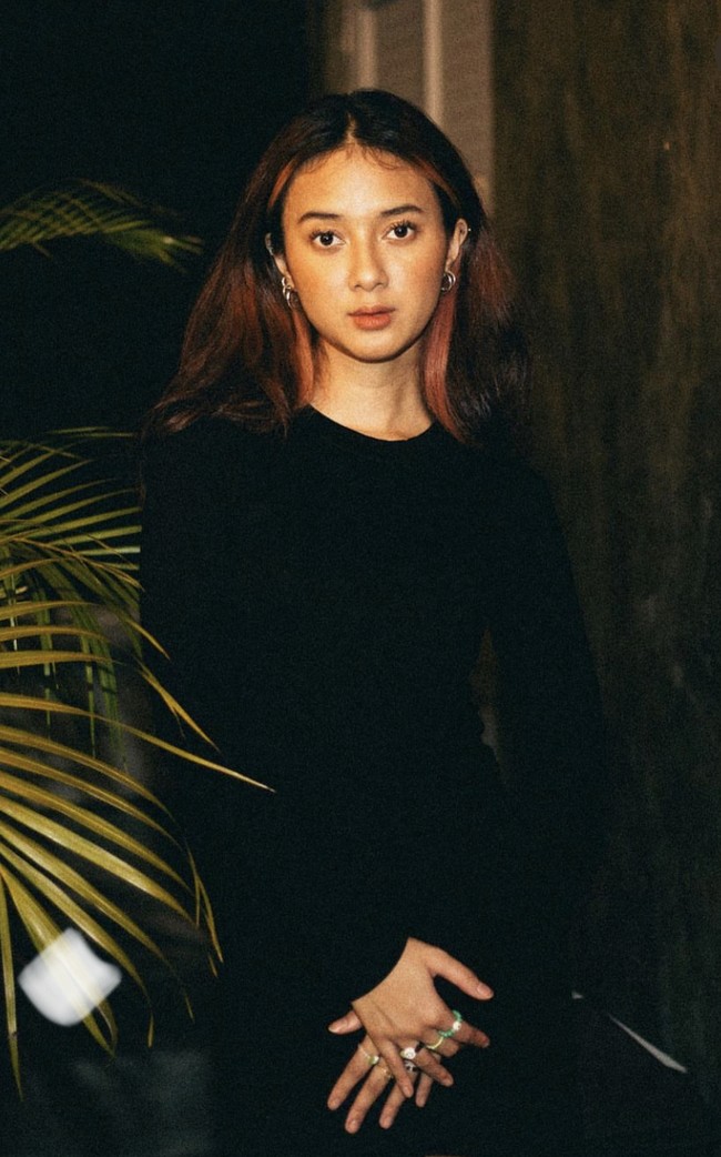 Rahmania Astrini lahir pada 4 Juli 2001 di Massachusetts, Amerika Serikat (AS). Ia memulai karier sebagai penyanyi di Indonesia sejak 2017. Foto: Instagram