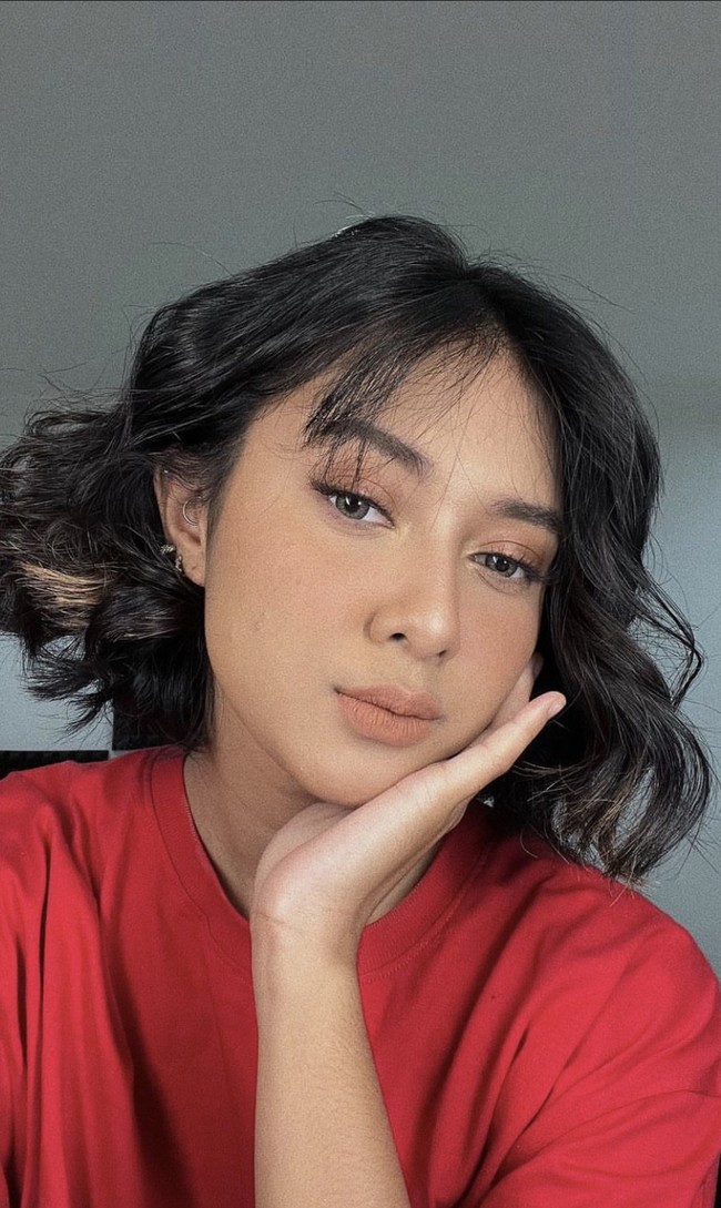 Astri tidak hanya bagus dalam bernyanyi tapi juga menulis lagu. Seperti single It’s Amazing yang ditulis oleh Astri sendiri dan dibantu Mytha Lestari di bagian bridge. Foto: Instagram