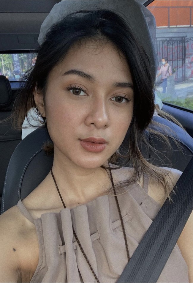 Astri sudah mengepakkan sayap ke luar negeri. Ia bahkan berkolaborasi dengan beberapa penyanyi dan produser internasional. Foto: Instagram