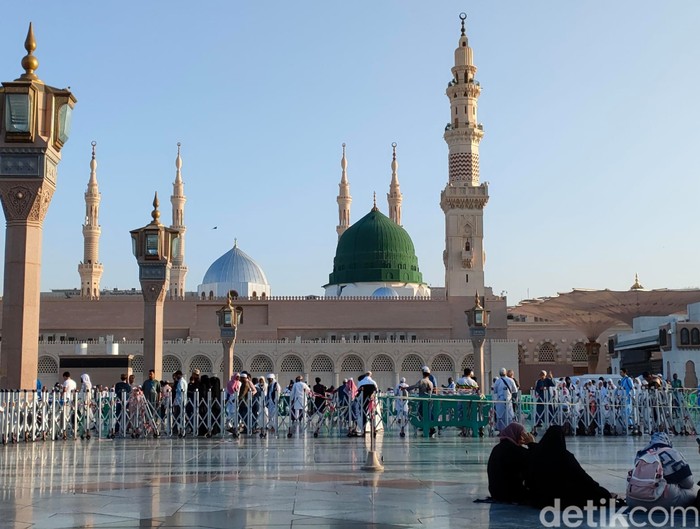Kubah hijau Raudhah di Masjid Nabawi, Madinah menaungi area makam Nabi Muhammad