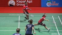 Perlawanan sengit satu sama lain berjalan dari kedua pasangan.