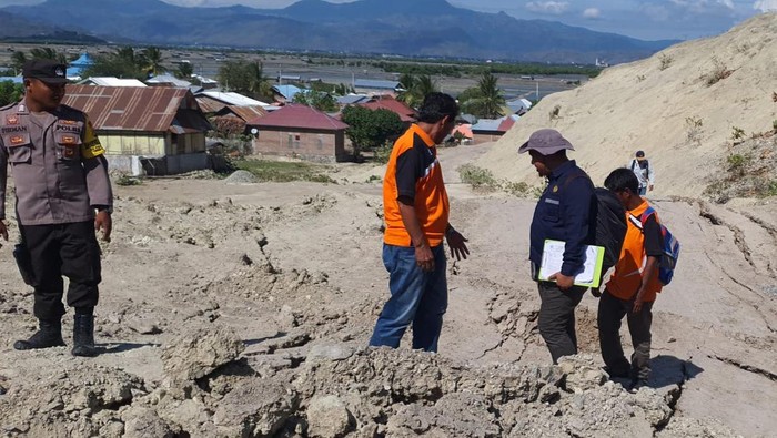 Tim PVMBG sedang melakukan penelitian dan kajian di lokasi tanah retak di Bima, NTB.