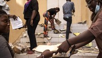 Arsip-arsip penting yang berisi ribuan dokumen mahasiswa dan staf dihancurkan dalam kebakaran yang dilakukan oleh para demonstran pekan lalu di Universitas Cheikh Anta Diop (UCAD) Dakar, Senegal.  